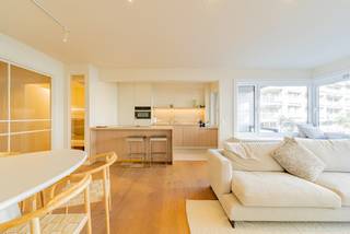 Groot appartement, mooi gerenoveerd met een bruikbare vloeroppervlakte van 105 m² gelegen in de Zoutelaan te Knokke, vlakbij de Dumortierlaan, de Lippenslaan en op wandelafstand van het strand van Knokke. <br /><br />Het appartement is ingedeeld als volgt: ruime inkom met gastentoilet en vestiaire, een brede woonkamer met parketvloeren opgedeeld in een eet-en zitplaats, een open en volledig ingerichte keuken met eiland, achteraan twee grote slaapkamers voorzien van maatkasten en telkens groot genoeg voor het plaatsen van een dubbel bed. Verder een derde kinderkamer voorzien voor een stapelbed en twee badkamers waarvan een met ligbad en de tweede badkamer met inloopdouche. Terras voorzien vooraan als achteraan het appartement. Beneden in het gebouw nog een privatieve kelderberging en plaats voor fietsen. <br /><br />Bezoeken? Graag na afspraak met Willem Cauwels op TEL 050.89.27.70.