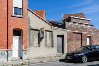 Deze te renoveren woning bevindt zich in een rustige straat in het centrum van Ronse, op wandelafstand van de stadstuin, het station en diverse winkels, scholen en andere voorzieningen.<br /><br /><strong>Indeling: </strong>Via de inkomhal bereikt u de ruime en lichtrijke leefruimte, gevolgd door de keuken, badkamer en veranda met bergruimte. Op de eerste verdieping bevinden zich drie volwaardige slaapkamers. Via een vaste trap bereikt u de zolderverdieping, die tal van mogelijkheden biedt om extra woonruimte te creëren.<br />Verder beschikt de woning over een droge kelder en een praktische achtertoegang via de Zénobe Grammestraat, ideaal voor fietsen, vuilniscontainers of andere opslag. (De naastliggende garage horen niet bij deze verkoop) <br /><br /><strong>Troeven</strong>:<br />Rustige, centrale ligging<br />3 slaapkamers<br />Zolder met uitbreidingsmogelijkheden<br />Droge kelder<br />Achtertoegang via de Zénobe Grammestraat<br />Ideale renovatiewoning met veel potentieel<br /><br />EPC: Label F (renovatieverplichting van toepassing).<br />Watertoets: Niet gelegen in overstromingsgevoelig gebied.<br />Interesse?<br /><strong>Contacteer Jens voor een bezoek of meer informatie.<br />📞 0488 98 13 30<br />✉️ jens@immoboss.be</strong><br /> 