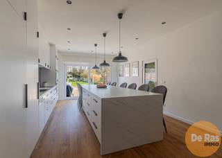 EERSTE BEZOEKDAG ZONDAG 15 MAART VAN 10u TOT 14u (ENKEL OP AFSPRAAK !!)HERZELE- Recent gerenoveerde woning op centrale locatieDeze recent volledig...