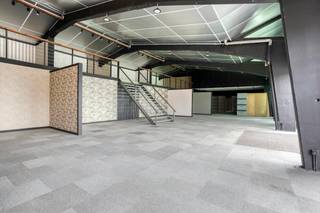 Dit commercieel gelegen pand van ca. 650m² in de Bruggesteenweg te Gits wordt momenteel volledig gerenoveerd en biedt de perfecte combinatie...