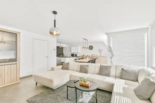 Dit instapklare en ruime tweeslaapkamerappartement is gelegen in het centrum van Gistel, op wandelafstand van alle nodige winkels, horeca en openbaar vervoer. Het appartement bevindt zich op de tweede verdieping en beschikt over een inkomhal, een zeer ruime en lichtrijke leefruimte met volledig ingerichte keuken, een badkamer met ligbad en douche en 2 volwaardige slaapkamers. Tevens beschikt het appartement over een kleine privatieve kelderberging en gezellig terrasje aan de voorzijde van het gebouw. Volledig geschilderd en instapklaar! Huurprijs: 750 €/maand. Geen syndicuskosten. Vrij vanaf 01/10/2026 - EPC: 91,52 KWh/m² - UC: EP00028 - (Ref. MI25028).