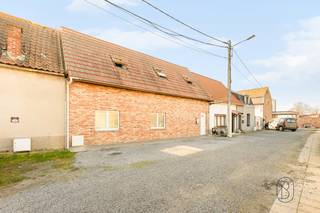 Ideally located close to all amenities in a quiet street of the charming village of Kain, this spacious renovated house offering generous living...