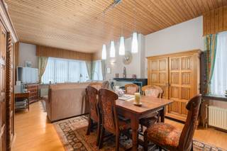 <p><u><strong>Te koop:</strong></u> halfopen woning in het centrum van Machelen, met een rustige ligging en een aangename tuin.<br /><br />Deze woning biedt een solide basis en veel potentieel voor wie wil moderniseren en personaliseren. Gelegen in een residentiële buurt, vlakbij scholen, openbaar vervoer, parken en belangrijke invalswegen, combineert deze locatie het gemak van het centrum met een rustige woonomgeving. De tuin vormt een heerlijke plek om te ontspannen of buiten te genieten. Dankzij de halfopen bebouwing geniet u van extra lichtinval en privacy.<br /><br />Wandel door de hele woning via de Walkly.<br /><br /><u><strong>Belangrijkste ruimtes:</strong></u><br />• Inkomhal (9,7 m²)<br />• Woonkamer (26,5 m²) met veel lichtinval<br />• Keuken (13,1 m²)<br />• Badkamer (5,2 m²)<br />• 3 slaapkamers (6,8 m², 13,7 m² en 16,0 m²)<br />• Kelderruimtes (11,2 m² en 13,6 m²)<br />• Zolder (30,0 m²) met extra bergruimte<br />• Tuin met veel mogelijkheden<br /><br /><u><strong>Troeven:</strong></u><br />• Halfopen bebouwing in het centrum van Machelen<br />• Rustige ligging met zeer aangename tuin<br /><br />Meer informatie? Contacteer Margaux Mulkers via +3223351115<br />JOUW DROOMHUIS. ZO GEVONDEN!</p>