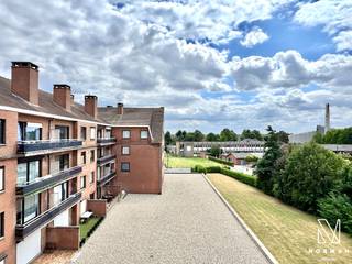 Welkom in dit instapklaar 2 slaapkamer appartement met EPC B, inclusief autostaanplaats en terras op een rustige ligging in Kuurne!<br />Dit appartement is gelegen op de derde verdieping, bereikbaar via lift of trap, en heeft een bewoonbare oppervlakte van 81 m².<br /><br />Bij het betreden van het appartement komt u binnen in de ruime inkomhal met apart gastentoilet. De leefruimte beschikt over grote raampartijen met uitzicht waardoor er veel natuurlijk licht binnenkomt. Via de leefruimte kan de keuken worden bereikt, uitgerust met oven, dampkap en fornuis. Aanpalend is er nog een extra opbergruimte die onder andere kan worden gebruikt als wasplaats.<br /><br />Verder zijn er twee ruime, volwaardige slaapkamers en badkamer uitgerust met lavabo en bad.<br /><br />In de ondergrondse parking is er een staanplaats voorzien voor 1 wagen. Er is ook een gezamenlijke fietsenstalling aanwezig.<br />Verder is er nog een ondergrondse berging, die dient als extra opbergruimte.<br /><br />PLUSPUNTEN:<br />+ Gunstig EPC (B)<br />+ blanco elektriciteitskeuring<br />+ Ondergrondse staanplaats en berging inbegrepen<br />+ Rustige ligging