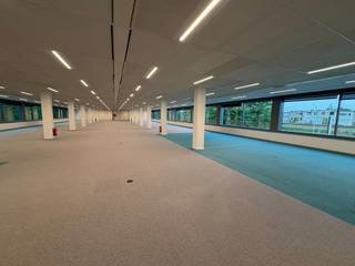 <p><strong>ALGEMEEN</strong></p>
<p>Moderne kantoorruimte van ca. 1.180 m² op de eerste verdieping van The Sage in Berchem, in de onmiddellijke omgeving van station Antwerpen-Berchem. Zowel de kantoorruimten als de gemeenschappelijke delen werden recent volledig vernieuwd, met hoogwaardige materialen en een up-to-date afwerking. De licht open ruimtes bieden tal van mogelijkheden voor bedrijven die een flexibele en professionele werkomgeving wensen.</p>
<p>The Sage is een kantorendomein in campusstijl, met een tijdloze, klassieke architectuur, op een totale oppervlakte van meer dan 38.000 m². Het project is voorzien van alle hedendaagse technieken en alle aandacht ging uit naar het behoud van een groene, rustige en werkvriendelijke omgeving.</p>
<p>Binnen het gebouw kan u gebruikmaken van tal van handige faciliteiten: een volledig vernieuwd restaurant, een meeting center, fitness, douches en een strijkdienst. Verder zijn er charging stations voor e-bikes en elektrische wagens, alsook parkeermogelijkheden op het domein.</p>
<p>De ligging is uitzonderlijk goed bereikbaar: op wandelafstand van station Antwerpen-Berchem, met directe toegang tot de Antwerpse ring.</p>
<p><strong>KENMERKEN</strong></p>
<ul>
<li>Kantoorruimte van ca. 1.180 m²</li>
<li>Eerste verdieping</li>
<li>Afgewerkt met hoogwaardige materialen</li>
<li>Open indeling / flexibele kantoorinrichting mogelijk</li>
<li>Gemeenschappelijke voorzieningen: restaurant, meeting center, fitness, douches, strijkdienst</li>
<li>Uitzonderlijke bereikbaarheid: station Antwerpen-Berchem op wandelafstand, ring en snelwegen, luchthaven Deurne, tram en bus</li>
<li>Parkeermogelijkheden beschikbaar</li>
<li>Groene, rustige en werkvriendelijke omgeving</li>
</ul>
<p><strong>FINANCIEEL</strong></p>
<p><span>Huurprijs kantoor: €150/m²/jaar</span><br /><span>Gemeenschappelijke kosten: +-€45/m²/jaar </span><br /><span>Onroerende voorheffing: +-€14/m²/jaar</span></p>
<p><span>Jaarlijkse huurprijs: €177.000/jaar</span><br /><span>Maandelijkse huurprijs: €14.750/maand</span></p>
<p><span>Huurprijs parkeerplaatsen: op aanvraag</span></p>
