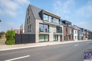 <strong>De ligging</strong><br />Deze schitterende residentie '<em>Margot'</em> (gebouwd in 2021) is gelegen op werkelijk een boogscheut van het centrum van Kruishoutem, vlakbij tal van allerhande faciliteiten, horecazaken, winkels, openbare centra,... alsook het openbaar vervoer. Dankzij diverse verbindingswegen zijn de omliggende centra Waregem/Deinze/Nazareth/Oudenaarde/Zulte allen vlot bereikbaar, alsook het op- & afrittencomplex van de E17 is op amper 5 min. te bereiken. Kortom, een ware TOPLIGGING!! <br /><br /><strong>Het appartement</strong><br />Het appartement voorziet in alle hedendaags comfort en werd afgewerkt met uitermate hoogwaardige materialen. Volledig instapklaar (dat wil zeggen volledig geschilderd, voorzien van alle armaturen, geautomatiseerde screens aan de voorzijde van het appartement en een verduisterend gordijn in de slaapkamer....) Kortom, werkelijk een VOLLEDIG UITGERUST en INSTAPKLAAR appartement!<br /><br /><strong>Indeling</strong><br />Leefruimte met open keuken en kookeiland (kookplaat, dampkap, oven, microgolf, koelkast, diepvries en vaatwasser) - toegang tot het zonneterras (zuidwest georiënteerd) - berging/wasplaats - nachthal - 1 slaapkamer - badkamer met lavabo en inloopdouche; <br />In de maandelijkse huurprijs is tevens <u>een extra inpandige berging</u> en <u>autostaanplaats </u> inbegrepen. Daarnaast heeft u nog de mogelijkheid om fietsen te stallen in de gemeenschappelijke fietsberging. <br /> <br /><strong>Troeven</strong><br />- energiezuinig!! <br />- volledig uitgerust en instapklaar!! (armaturen, gordijnen, schilderwerken, geautomatiseerde screens...) <br />- topligging!! <br />- zon georienteerd en lichtrijk!! <br /> <br />Beschikbaarheid: 01/09/2026<br /> <br />Gem. kosten: €50.00 / maand <br /> <br />Voor meer info of een bezoek contacteer Armin Haerinck van HCK invest 0474 60 84 02 of stuur een mail naar info@hckinvest.be