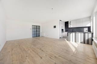 Welkom in de Raf Verhulstlaan 36-38, waar Immotrix met trots twee nieuw gerenoveerde appartementen op de tweede verdieping (ca. 100 m²) presenteert. Dit project overstijgt de standaard renovatie; het betreft een compromisloze, totale heropbouw met diep respect voor esthetiek, duurzaamheid en technische perfectie.
Vanaf de fundering tot de afwerking is werkelijk alles vernieuwd. Alle leidingen en de volledige elektriciteit zijn up-to-date en conform de strengste normen geplaatst. Dankzij een doorgedreven, hoogwaardige isolatiestrategie genieten deze appartementen van een zeldzaam en toekomstgericht EPC B-label — uw garantie op een zorgeloze en energiezuinige toekomst.
Bij het betreden van het appartement valt direct de indrukwekkende lichtinval op. De royale raampartijen aan de voorzijde laten het daglicht vloeiend weerspiegelen op de strakke vloerafwerking. De leefruimte loopt naadloos over in een hypermoderne leefkeuken. Deze blikvanger is uitgerust met een monumentaal kookeiland in een verfijnde, donkere natuursteenlook en afgewerkt met greeploze, gelaagde witte fronten en premium matzwarte kranen en details.
De badkamer ademt de sfeer van een high-end boetiekhotel. Dankzij de warme tonen het design-maatwerk, kamerhoge keramische tegels in een zachte zandkleur en een luxueuze inloopdouche met een minimalistische glazen wand, geniet u hier dagelijks van puur wellnesscomfort.
Het nachtgedeelte is doordacht ingedeeld en beschikt over twee volwaardige, rustgevende slaapkamers waarvan 1 met toegang naar het zonovergoten terras. Daarnaast herbergen deze appartementen een architecturaal geheim: een ruime, multifunctionele flex-room. Hoewel deze kamer bewust zonder buitenraam is ontworpen om een intieme en serene sfeer te waarborgen, biedt de ruimte een ongeziene flexibiliteit. Door de perfecte visuele en akoestische afzondering leent deze kamer zich uitstekend als een exclusieve walk-in dressing, een inspirerende en stille thuiswerkplek (home office), of een geborgen, fluisterstille babykamer. Een appartement op de 2de verdieping is momenteel verhuurd aan 1.175 € per maand wat dit object ook tot een interessante investeringsopportuniteit maakt.
Wonen in Wommelgem betekent hier: intrekken zonder toegevingen, omringd door tijdloze esthetiek, modern comfort en een ongeëvenaard afwerkingsniveau. Een unieke kans voor wie op zoek is naar een instapklaar, turn-key droomappartement op een strategische locatie. Contacteer Immotrix voor uw exclusieve bezichtiging.