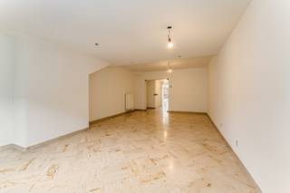 Naast de Grote Markt vinden we dit ruim, gerenoveerd appartement met drie slaapkamers terug. Het appartement maakt deel uit van een kleine residentie en is onmiddellijk beschikbaar.<br />Uitstekend gelegen in het centrum nabij openbaar vervoer, winkels en horeca.
<ul>
<li>132m² bewoonbare oppervlakte</li>
<li>3 slaapkamers</li>
<li>lichtrijk</li>
<li>Groot en zonnig dakterras </li>
<li>berging in appartement</li>
<li>lift aanwezig</li>
</ul>
In dezelfde residentie hebben we nog appartementen te koop, meerdere units aankopen is mogelijk!<br />Is je interesse gewekt? Geef ons een seintje voor meer informatie.<br /><br /><br />