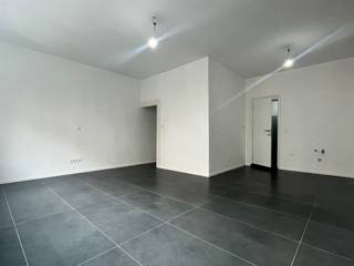 Wens je ook te wonen op wandelafstand van het bruisende Zuid? In dit kleinschalig gebouw bevindt zich dit gezellig te maken appartement met twee slaapkamers. Het gebouw werd volledig gestript en opnieuw vakkundig opgebouwd. De oorspronkelijke houten vloer zijn vervangen door duurzame betonnen vloer constructie. Alles vernieuwd: CV installatie, alle leidingen, elektriciteit, ramen, deuren, dak, sanitaire voorzieningen... Extra voorziening van berging en fiets berging. Alle nutsvoorzieningen op eigen rekening. Laat je alvast inspireren bij het kiezen van jouw keuken, jouw eigen inrichting. Volledig naar jouw stijl en kleur! Als extra troef kan je ontspannen op het gemeenschappelijk dakterras.Abricasa – Vastgoed voor generaties: Jouw vastgoedpartnerWil je jouw eigendom verkopen of zoek je een vastgoedmakelaar voor verhuur of beheer?Abricasa biedt persoonlijke begeleiding bij al uw vastgoedvragen, van begin tot eind. Leer ons kennen!