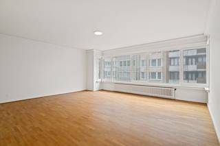 Dit uitermate ruime appartement is gelegen in het centrum van Oostende, op wandelafstand van het strand en het centrum. <br /><br />Het appartement is logisch ingedeeld en biedt u een aangenaam wooncomfort. Eerst en vooral is er een ruime inkomhal met gastentoilet. De riante woonkamer biedt tal van mogelijkheden voor een eet-en leefhoek. Dankzij het brede raampartij is er de hele dag door een aangename lichtinval. <br /><br />Aanpalend is er de keuken, voorzien van de nodige apparatuur. Van hieruit is er toegang tot het balkon aan de voorzijde. <br /><br />In totaal zijn er drie volwaardige slaapkamers aanwezig, waarvan één toegang heeft tot het balkon aan de achterzijde. De badkamer is uitgerust met een bad/douchecombinatie, lavabo en toilet. <br /><br />In het gebouw is er een gemeenschappelijke fietsenberging aanwezig. <br /><br />Tot slot is er nog een privatieve garage inbegrepen! <br /><br />Kortom betreft het hier een interessant pand op wandelafstand van het centrum, strand en al het moois wat Oostende te bieden heeft. <br /><br />Aarzel niet en neem contact op voor meer info of een afspraak!<br /><br />