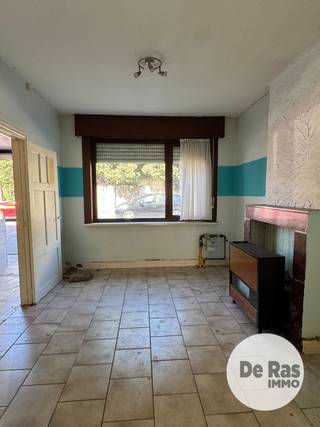LEDE - Renovatiewoning met tuin in centrum<br />EERSTE BEZOEKDAG ZONDAG 23/08 VAN 10U TOT 12U (enkel op afspraak!)<br /><br />De woning is uitstekend gelegen op wandelafstand van de Markt, het station, winkels, scholen en openbaar vervoer. Dankzij deze centrale ligging geniet u dagelijks van alle voorzieningen binnen handbereik, terwijl u toch beschikt over een aangename private tuin.<br /><br />Op het gelijkvloers vindt u een inkomhal, een gezellige zitplaats, een eetkamer, een keuken en een badkamer. Op de eerste verdieping bevinden zich twee volwaardige slaapkamers.<br /><br />Via een vaste trap bereikt u de ruime zolderverdieping, die eenvoudig kan worden ingericht als een bijkomende slaapkamer, hobbyruimte of master suite.<br /><br />Een absolute meerwaarde is de aangename tuin, een zeldzame troef voor een woning in het centrum van Lede. Hier kunt u in alle rust genieten van het buitenleven, terwijl alle faciliteiten zich op wandelafstand bevinden.<br /><br />Deze woning vormt de ideale basis voor wie op zoek is naar een ruim renovatieproject met tal van mogelijkheden, een uitstekende ligging en een mooi toekomstig waardepotentieel.<br /><br />Bent u een handige renovator, investeerder of een gezin dat zijn droomwoning wil creëren? Dan is deze eigendom beslist een bezoek waard. Contacteer ons vandaag nog voor meer informatie of een bezichtiging.<br /><br />Neem gerust contact met ons op voor meer informatie of plan vandaag nog uw bezoek via 053/60.65.60. Wij leiden u graag rond.