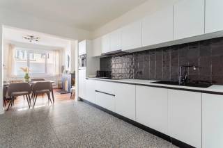 Op wandelafstand van het Centraal Station, diverse winkels, universiteiten en hogescholen, evenals openbaar vervoer en belangrijke in- en uitvalswegen, bevindt zich dit gelijkvloers appartement met tuin in een kleinschalig gebouw. Dankzij deze centrale ligging geniet je hier van een uitstekende bereikbaarheid en zijn alle voorzieningen binnen handbereik.<br /><br />Het appartement beschikt over een lichtrijke leefruimte met een open keuken, die volledig is uitgerust met de nodige inbouwtoestellen en harmonieus in de ruimte is geïntegreerd. De absolute troef van dit appartement is de ruime buitenruimte, die tal van mogelijkheden biedt om te ontspannen, te genieten van de zon of gezellig te tafelen met familie en vrienden.<br /><br />Verder beschikt het appartement over een ruime masterbedroom. De indeling is doordacht uitgewerkt en biedt daarnaast een extra ruimte die perfect kan worden ingericht als praktische dressing of bureau. De moderne badkamer is voorzien van een stijlvolle inloopdouche en draagt bij aan het hedendaagse wooncomfort. Tot slot beschikt het appartement over een praktische kelderberging, ideaal voor extra opslagruimte.<br /><br />Dit instapklare appartement combineert comfort, licht en een topligging, en vormt daarmee de ideale woonst voor wie centraal in Antwerpen wil wonen, met alle voorzieningen binnen handbereik.<br /><br />Interesse?<br />Contacteer LISTED voor een bezoek via +32 3 283 51 51.