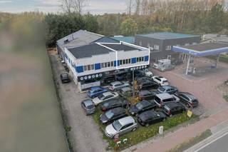 <p>Dit op te frissen appartement met 2 kamers is gelegen op een zeer centrale en vlot bereikbare locatie, centraal binnen de driehoek Leuven, Mechelen, Brussel, met een zeer vlotte verbinding tot E19, E40 , de Brusselse ring en andere belangrijke verbindingswegen. Ideaal voor wie centraal wil wonen met alle praktische voorzieningen binnen handbereik.<br />Het appartement bevindt zich op de eerste verdieping van een industrieel gebouw welk residentieel wonen combineert met een commerciële activiteit op het gelijkvloers.<br />Op het eerste verdiep bevinden zich gelijkaardige appartementen en op gelijkvloers een garage/werkplaats.<br />Het appartement biedt zowel een opportuniteit voor eigen bewoning en/of als investering.<br />Pluspunten<br />✔ Goede bereikbaarheid<br />✔ Interessant als eigen woonst of investering<br />✔ Appartement in beperkte mede-eigendom Interesse?<br />📞 Contacteer Malines Group voor meer informatie of een bezoek ter plaatse.</p>