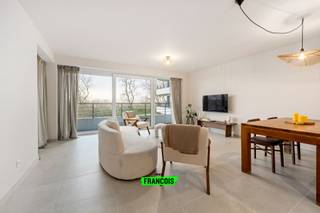 In The Waves ontdekt u dit prachtig nieuw appartement waar comfort, kwaliteit en locatie perfect samenkomen. Met een bewoonbare oppervlakte van 81 m² geniet u van een lichtrijke woonkamer die naadloos overgaat in een volledig ingerichte keuken, afgewerkt met hoogwaardige materialen. Aansluitend bevindt zich een praktische bijkeuken/wasruimte. Het appartement beschikt verder over twee volwaardige slaapkamers en een moderne doucheruimte.<br /><br />Dankzij de vloerverwarming via warmtepomp woont u hier bijzonder energiezuinig en comfortabel, het hele jaar door. De kwalitatieve afwerking en de doordachte indeling zorgen voor een stijlvolle en tijdloze uitstraling.<br /><br />De ligging is ronduit uitzonderlijk: op slechts 50 meter van het strand en op wandelafstand van het centrum, de tramhalte en het fietspad aan de voet van het gebouw. Hier combineert u moeiteloos rust met bereikbaarheid.<br /><br />Een absolute troef is het prachtige zuidgerichte terras van 17 m². Zowel de woonkamer als de slaapkamers geven hierop uit, waardoor u optimaal geniet van licht en zon. Het open zicht op de golfbaan en de rustige omgeving maken dit een heerlijke plek om te ontspannen.<br /><br />Daarnaast beschikt het gebouw over een grote fietsenberging met twee genummerde privéfietsenplaatsen inbegrepen. Optioneel kan een garagebox met gemotoriseerde deur en een kelderberging worden aangekocht.<br /><br />Bovendien wordt dit appartement verkocht onder registratierechten (geen btw), wat het financieel extra interessant maakt.<br /><br />Een unieke kans voor wie op zoek is naar een stijlvol en energiezuinig appartement op een toplocatie aan zee. <br /><br />