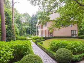 Deze volledig gemoderniseerde (2004) woning is gelegen in het rustige en groene Kapellenbos op een hoekperceel en is als volgt ingedeeld:...