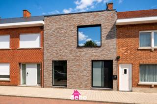 In het centrum van het pittoreske Ingooigem ontdekt u deze volledig vernieuwde en bijzonder energiezuinige woning. Dankzij de kwalitatieve afwerking, ruime leefruimtes en hedendaags comfort is dit de ideale woning.<br /><br />Bij het betreden van de woning komt u in de inkomhal met gastentoilet. Van daaruit bereikt u de bijzonder ruime en lichtrijke leefruimte die naadloos overgaat in de moderne leefkeuken. Deze is volledig uitgerust met alle hedendaagse toestellen, waaronder een oven, microgolfoven, vaatwasser, koelkast en inductiekookplaat. Daarnaast beschikt de woning over een ruime en droge kelder, ideaal als extra bergruimte.<br /><br />Op de eerste verdieping bevindt zich een zeer ruime master bedroom met voldoende plaats voor een dressing. Verder vindt u hier een stijlvolle badkamer, uitgerust met een inloopdouche, modern lavabomeubel en een tweede toilet.<br />De tweede verdieping omvat nog twee volwaardige slaapkamers, beide voorzien van praktische inmaakkasten. Daarnaast is er een extra berging aanwezig.<br />Buiten geniet u van een uitzonderlijk diepe tuin met een gezellig terras waar u in alle rust kunt ontspannen. Achteraan de tuin is er een handige uitweg met 2 garages, wat zorgt voor extra comfort en een vlotte bereikbaarheid.<br /><br />Troeven<br />- Instapklare en volledig vernieuwde woning<br />- Zeer energiezuinig<br />- Vloerverwarming<br />- Airconditioning op het gelijkvloers én in de slaapkamers<br />- Dubbele garage met uitweg<br />- Ultra moderne leefkeuken<br />- Regenput van 10.000 liter<br />- LABEL A <br /><br />Een woning die ruimte, comfort en energiezuinig wonen perfect combineert, op een rustige maar centrale ligging. Ideaal voor gezinnen of koppels die op zoek zijn naar een instapklare thuis.