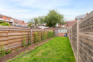 <p>Op zoek naar een woning die je volledig naar jouw eigen smaak kan inrichten? Dan is deze gezellige woning in het centrum van Ronse beslist een bezoek waard. Dankzij de centrale ligging, de zuidgerichte tuin en de vele mogelijkheden vormt deze woning de ideale basis om er een warme thuis van te maken.</p><p> </p><p>Via de inkomhal kom je terecht in twee aangename leefruimtes. Verder beschikt de woning over een keuken, een praktische tussenruimte met aansluitend een ruime berging. Deze extra ruimte biedt tal van mogelijkheden om de woning verder naar eigen wensen in te richten.</p><p> </p><p>Buiten geniet je van een terras, een zuidgerichte tuin en een tuinhuis: de ideale plek om in alle rust van het buitenleven te genieten.</p><p> </p><p>Op de eerste verdieping bevinden zich twee volwaardige slaapkamers. Via een vaste trap bereik je de geïsoleerde zolder, die perfect kan worden ingericht als extra slaapkamer, bureau of hobbyruimte.</p><p> </p><p>Met een bewoonbare oppervlakte van <strong>129 m²</strong> op een perceel van <strong>180 m²</strong> biedt deze woning heel wat potentieel. Bovendien woon je op wandelafstand van winkels, scholen, horeca, Delhaize en het openbaar vervoer.</p><p> </p><p><strong>Ben je op zoek naar een woning die je stap voor stap kan moderniseren en volledig naar jouw eigen smaak kan afwerken? Dan is dit een opportuniteit die je niet wil missen.</strong></p>