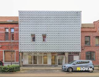 Goed gelegen commerciële ruimte (ong. 100 m²) met ruime etalage! Deze ruimte kan gehuurd worden als handelspand, kantoor- of praktijkruimte. De...