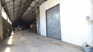 Dit magazijn is ingedeeld in verschillende units. Ideaal voor kleine ondernemers. Ook mogelijkheid tot het parkeren van caravans...-...