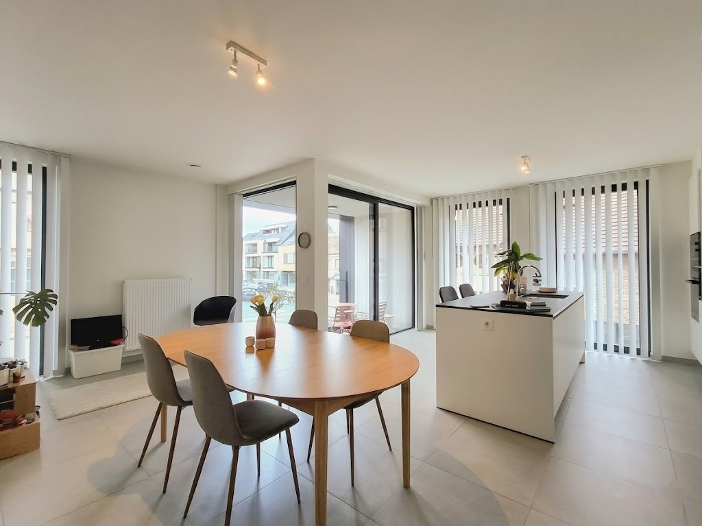 RECENT INSTAPKLAAR APPARTEMENT MET 3 SLPKS | 2 TERRASSEN EN GARAGE IN HARTJE PITTEM - foto 4