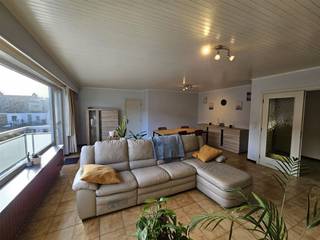 Appartement de 2 chambres très bien situé, dans le centre de Herent. L'appartement comprend un grand hall d'entrée avec un espace pour le...