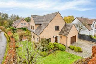 Située dans la rue calme et résidentielle Dronkenborrestraat 28 à Wambeek, cette charmante villa à quatre façades, d'une grande solidité, se...
