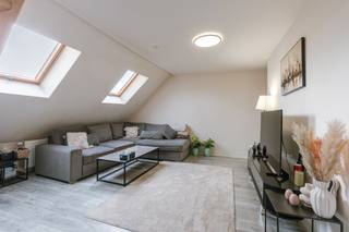 Instapklaar appartement op een toplocatie in Sint-Amandsberg <br /><br />EPC-score: B<br />Mobi-score: 9.4/10<br /><br />In de Kunstenaarstraat 21 in Sint-Amandsberg bevindt zich dit kleinschalig gebouw bestaande uit vijf appartementen voor eigen bewoning of ideaal als investering. Het pand omvat vier één-slaapkamerappartementen en één twee-slaapkamerappartement. Dit appartement is een één-slaapkamerappartement op de tweede verdieping. <br /><br />De ligging biedt een aangename woonomgeving met een vlotte verbinding naar het centrum van Gent, invalswegen (E17/E40/R4), openbaar vervoer, winkels en andere voorzieningen. <br />Elk appartement beschikt over een lichtrijke leefruimte, een geïnstalleerde keuken, een badkamer en één of twee volwaardige slaapkamers. De appartementen hebben een praktische indeling en zijn volledig instapklaar. <br /><br />Prijzen:<br /><br />• Nr. 21 (2 slaapkamers, 59m2): €270.000<br />• Nr. 23A (1 slaapkamer): €200.000<br />• Nr. 23B (1 slaapkamer): €170.000<br />• Nr. 23C (1 slaapkamer): €180.000<br />• Nr. 23D (1 slaapkamer): €175.000<br /><br />Meer info of een bezoek inplannen?<br /><br />Contacteer Laura via 0473 41 35 62 of via info@vicusvastgoed.be