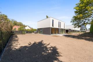 <p>Bent u op zoek naar energiezuinig en zorgeloos wonen? Een ideale investering? Of zoekt u eerder een moderne woning met oog op kwaliteit &amp; comfort? Gevonden!</p>
<p> </p>
<p>In de tweede bouwlijn en op een boogscheut van oprit E40 Aalst vinden we dit uitstekend gelegen nieuwbouwproject Eliani met 8 halfopen en gesloten bebouwingen. Elke woning in deze moderne verkaveling beschikt over 3 slaapkamers, een afgesloten privé tuin, een private berging en een autostaanplaats.</p>
<p> </p>
<p>Zo gebruikt men 'floor to ceiling windows' voor zoveel mogelijk lichtinval en geniet je van een lage energiefactuur dankzij de zonnepanelen, de regenwaterput en de warmtepomp (vloerverwarming &amp; koeling met ingebouwde boiler).</p>
<p> </p>
<p><u>Indeling W8</u></p>
<p>Via de inkomhal met apart toilet komen we in de leefruimte met half open keuken met aansluitend een berging. Dankzij de ingewerkte schuiframen is er geen opstap naar het terras met afgesloten tuin. Op de bovenverdieping vinden we 3 slaapkamers, wasplaats en de badkamer met inloopdouche, bad en dubbele lavabo en toilet.</p>