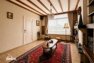 Deze ruime woning is ideaal gelegen op korte afstand van het centrum van Ieper met parkeergelegenheid voor de deur.<br />De woning straalt zijn charmes uit dankzij haar prachtige historische gevel, met een een unieke en stijlvolle afwerking.<br /><br />Binnenin wordt u verwelkomd in de inkomhal met toegang naar de keuken, woonkamer en de slaapkamers.<br />Zeer gezellige leefruimte met directe toergang naar de grote keuken met eetplaats, veranda, wasplaats, badkamer en berging<br /><br />Een absolute meerwaarde is de onderhoudsvriendelijke tuin met garage en uitweg achteraan, wat zorgt voor extra comfort en een vlotte bereikbaarheid.<br /><br />Op de eerste verdieping bevinden zich twee ruime slaapkamers en een kinderkamer. De tweede verdieping biedt een grote extra slaapkamer en een zolderruimte met tal van mogelijkheden (bureau, hobbyruimte of extra kamers).<br /><br />Troeven van deze woning:<br />✔ Prachtige historische gevel met karakter<br />✔ Garage met uitweg achteraan<br />✔ 4 slaapkamers<br />✔ Ruime zolder met uitbreidingsmogelijkheden<br />✔ Goede ligging nabij centrum en voorzieningen<br />✔ Gezellige tuin<br />EPC label D - 342kWh/m² - grondoppervlakte 214m² en grote bewoonbare oppervlakte van 175m². <br />Een woning met ruimte, karakter en potentieel, zeker een bezoek waard!