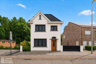 Ben je op zoek naar een woning met enorm veel potentieel die je volledig naar je eigen hand kunt zetten?<br />Deze charmante open bebouwing aan de Tieltseweg 141 in Rillaar biedt jou een fantastische basis. Gelegen op een mooi, vlot bereikbaar perceel met een eigen oprit en een fijne tuin, geniet je hier van een gunstige ligging. <br /><br />De woning werd gebouwd tussen 1951 en 1955 en is vandaag klaar voor een grondige renovatie of opfrisbeurt. Qua technieken en energiezuinigheid wordt het pand momenteel verwarmd met gaskachels en is er een boiler aanwezig voor de warmwaterproductie. Gezien de huidige staat dien je rekening te houden met de Vlaamse renovatieverplichting, wat je de opportuniteit biedt om deze stevige constructie te transformeren tot een moderne, energiezuinige thuis.<br /><br />Met een aantrekkelijke verkooprijs van € 249.000 is dit bovendien een uitstekende investering.<br /><br /><u><strong>INDELING:</strong></u><strong> <br />Gelijkvloers:</strong> inkomhal, woonkamer, eetkamer, keuken, hal, badkamer, toilet<br /><strong>1ste verdieping:</strong> nachthal, 4 slaapkamers <br /><strong>Zolder:</strong> bergzolder<br /><strong>Tuin:</strong> garage met oprit en tuin<br /><strong>Kelder:</strong> voorraadkelder<br /><br />Ervaar zelf de vele voordelen van deze woning tijdens een persoonlijke rondleiding.<br />Maak vandaag nog je afspraak.<br />Mail naar info@immopersyn.be of bel 013 444 008.