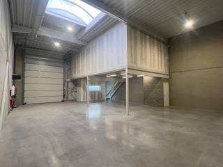 Deze KMO-unit, met een totale oppervlakte van maar liefst 244,60 m², is gelegen op de nieuwe site 'Veldenberg' in Merksplas.De bedrijfsunit is...