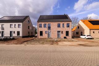 Casco HOB met e-peil < 10, bevat 3 / 4 slaapkamers, 2 badkamers, tuin en garage. Rustig gelegen met zicht op beschermde groenzone, doch centraal nabij scholen, openbaar vervoer en invalswegen. <br /><br />Indeling GLV: inkomhal; gastentoilet; leefruimte met open geïnstalleerde keuken; berging; woonkamer met zicht op en toegang tot de tuin + achterdeur. <br /><br />1V: nachthal met apart toilet; wasplaats; (kinder)badkamer; 2 slaapkamers; masterbedroom met ensuite badkamer. <br /><br />2V: vaste trap naar de zolder (31<span>m²) met </span>mogelijkheid tot afwerking (slaapkamer, bureau- / hobbyruimte, etc); voorzien van een technische ruimte.<br /><br />Buitenruimte (aan te leggen) met prachtig zicht op beschermde groenzone; externe garage (22<span>m²)</span>met sectionaal poort. <br /><br />Casco = afgewerkt tot bezetting / PUR en chape; sanitaire en elektrische leidingen worden gelegd; warmtepomp, ventilatie-unit D, zonnepanelen en omvormer, sanitaire apparaten (geen meubelen) worden geleverd en geïnstalleerd. <br /><br />Algemeen: <br />- E-peil < 10<br />- Domotica Loxone (mini) <br />- Waterrecuperatie<br />- 5 jaar 100% korting op onroerende voorheffing<br /><br />Voor meer info of een bezoek: 0472 22 22 44 of thanee@solittvastgoed.be.