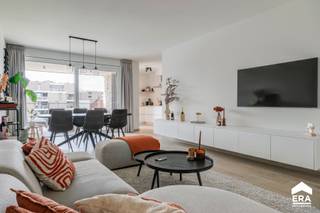 <p>Prachtig afgewerkt en nieuw appartement met 1 slaapkamer, mooi terras, parkeerplaats en private kelderberging, gelegen in hartje Lommel.</p>

<p><strong>Troeven:</strong></p>

<ul><li>Zeer energiezuinig (E-peil 14) - nog vrijstelling KI</li><li>Prachtig afgewerkt</li><li>Ruime slaapkamer</li><li>Parking en berging inbegrepen</li><li>Ook interessant als investering</li></ul>

<p>Indeling: inkomhal, berging, toilet, woonkamer, keuken, terras, badkamer en slaapkamer.</p>