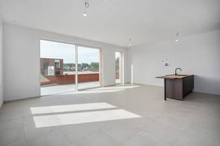 Deze ruime penthouse op de derde verdieping in Eilandpark, Sint-Lievens-Houtem is doordacht ingedeeld en afgewerkt met hoogwaardige materialen. Dankzij de royale glaspartijen geniet u van overvloedig natuurlijk licht en een lichte, elegante en bijzonder comfortabele woonbeleving.<br /><br />Met een bruto oppervlakte van 120 m² beschikt de penthouse over twee slaapkamers en een ruime leefruimte die naadloos aansluit op het 21 m² grote zuidgerichte terras. Dankzij de ideale oriëntatie geniet je hier de hele dag door van zon, in combinatie met een prachtig open zicht op het bos. Het appartement zelf kijkt eveneens rechtstreeks uit op het groen, waardoor een uniek gevoel van rust en natuur gecreëerd wordt.<br /><br />De woning is bijna energieneutraal en combineert duurzame technieken met een verfijnde afwerking. Je wagen parkeer je veilig in de ondergrondse garage, vanwaar de lift je rechtstreeks tot aan de penthouse brengt. De autoluwe opzet van de site versterkt het rustige karakter van deze groene woonomgeving.