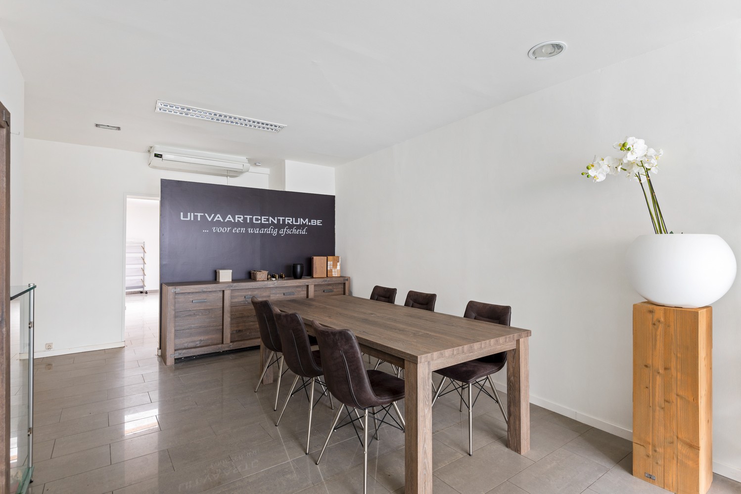 Handelshuis met 2 handelsruimtes en appartement in het hart van Wommelgem. - foto 3