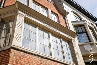 <p>TE KOOP - GENT<br /><br />Voor meer informatie of om een afspraak te maken, contacteer Bruno via 0495 12 20 64.</p>
<p>Dit karaktervolle herenhuis uit 1934 werd ontworpen door architect Charles Hoge. Het pand ligt in de Tentoonstellingslaan 51, vlak bij het Muinkpark, en combineert historische allure met recente energetische ingrepen.</p>
<p>Met deze ligging, in de nabijheid van belangrijke uitvalswegen en met openbaar vervoer voor de deur, treft u de ideale combinatie van wooncomfort en bereikbaarheid. Winkels, gezellige restaurants en het historische stadscentrum liggen op wandelafstand.</p>
<p>Op het gelijkvloers vindt u een functionele keuken met veel bergruimte, een ruime eetplaats, een toilet, inbouwkasten en een buitenruimte. De bel-etage biedt een lichtrijke leefruimte met visgraatparket en een slaapkamer met badkamer, voorzien van douche en ligbad. Op de tweede verdieping liggen twee grote slaapkamers en een badkamer, eventueel te gebruiken als wasplaats. De derde verdieping telt twee slaapkamers en toegang tot de kruipzolder. De woning is volledig onderkelderd. Recent werden de ramen en de voordeur vernieuwd, de achtergevel volledig geïsoleerd en de verwarming vervangen. Het pand is asbestveilig en de elektriciteit is conform.</p>
<p>Een unieke kans: karakter, ruimte en comfort in een architecturaal sterk herenhuis aan het Muinkpark.<br /><br />Alle beschikbare documenten kunt u terugvinden op onze website.</p>