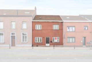 Te koop: ruime halfopen woning in Herent, op korte afstand van Leuven en belangrijke invalswegen. Deze woning uit 1955 biedt veel leefruimte en een...