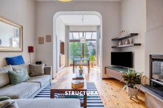 Ruime en lichtrijke woning met een aangename zuidgerichte tuin.Bent u op zoek naar ruimte, natuurlijke lichtinval en rust, zonder de band met de stad te verliezen? Deze prachtige woning aan de Avenue Josse Goffin in Sint-Agatha-Berchem combineert een authentieke en moderne stijl, een comfortabele woonoppervlakte met een unieke leefomgeving.De ruime en lichtrijke ruimtes bieden tal van mogelijkheden voor gezinnen die comfortabel willen wonen, werken en ontspannen onder één dak.De gezellige tuin met terras is een grote troef. Hier verdwijnt de stedelijke sfeer volledig: een groene rustplaats waar u in alle rust kunt genieten van de stilte.Dankzij de ligging vlakbij het openbaar vervoer, winkels en andere voorzieningen geniet u van alle voordelen van het stadsleven, terwijl u tegelijkertijd profiteert van de ruimte en het groen die u eerder buiten de stad zou verwachten.Enkele kenmerken:woonoppervlakte van 353 m²Ruime ruimtesHoge plafondsVeel natuurlijk daglichtGerenoveerde keukenAangename, groene tuin met privacyModerne en authentieke stijlGoede verbinding met het centrum van BrusselOpenbaar vervoer en andere voorzieningen in de buurtStedelijke ligging, zonder de typische stadsdrukteEen woning voor wie niet wil kiezen tussen ruimte, groen en de nabijheid van Brussel.Meer info of een bezichtiging ter plaatse? Neem contact op met STRUCTURA via 02 460 80 46 of info@structura.be.
