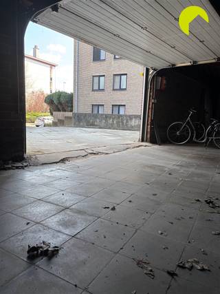 <p><span>In de "Groenenhoek" in de Lodewijk Van Berckenlaan (vlakbij het Boelaerpark) bieden we meerdere autostaanplaatsen aan in een bovengronds garagecomplex.</span></p><p><span>Enkele plaatsen zijn verhuurd, anderen niet (en dus onmiddellijk beschikbaar). Ze kunnen zowel apart als samen aangekocht worden.</span></p><p><span> </span></p><p><span>De inrit van het garagecomplex is via de Jacob Smitstraat.</span></p><p><span>Het complex is afgesloten met een sectionaalpoort met afstandsbediening.</span></p><p><span>De hoogte van de inrit is 1,85 meter.</span></p><p><span>De 9 plaatsen zijn allemaal circa 2,8 meter breed en 6 meter diep.</span></p><p><span> </span></p><p><span>De provisie voor de gemeenschappelijke kosten bedraagt 100 euro per plaats per jaar.</span></p><p><span> </span></p><p><span>Overstromingsgevoeligheid:</span></p><p><span>P-score (perceelscore): A</span></p><p><span>G-score (gebouwscore): A</span></p><p><span> </span></p><p><span>Voor meer info of een bezoek ter plaatse bel 03/449.42.41 of surf naar <span>www.habicom.be</span></span><span> </span></p><p><span>Benieuwd naar de waarde van jouw woning? Check het gratis op <span>www.watismijnhuiswaard.be</span></span></p><p><span> </span></p><p><span> </span></p><p><span> </span></p><p><span> </span></p>