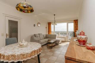 <p>Op de 15de verdieping van een verzorgde residentie, kan je dit lichtrijke appartement terugvinden. Het appartement is verzorgd en geeft een mooi uitzicht over Antwerpen en omgeving. Dankzij de centrale ligging, zijn zowel Wilrijk centrum (Bist) als het centrum van Antwerpen vlot bereikbaar.</p><p><br /></p><p>Het appartement bestaat uit een inkomhal met vestiairekast, een woonkamer met aansluitend een verzorgde keuken, een apart toilet, een badkamer met douche en aansluitingen voor wasmachine en droogkast, twee slaapkamers en een mooi terras.</p><p><br /></p><p>Troeven: inclusief een privatieve ondergrondse kelderberging - snelle beschikbaarheid - conforme elektriciteit - zeer gunstig EPC A.</p>