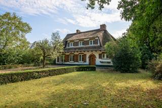 Gelegen aan de Bredabaan, tussen Maria-ter-Heide en het centrum van Brasschaat, vindt u deze op te frissen woning met charmante rieten kap.De woning...