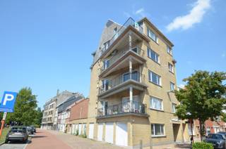 Indeling:Inkomhall, afzonderlijk toilet, woonkamer, ingerichte keuken, badkamer met ligbad en wastafel, 2 slaapkamers en dressing, ruim zonneterras.-...