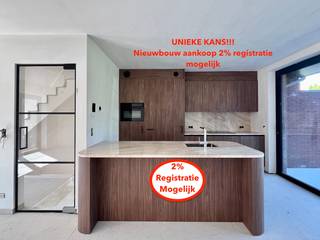 <span><strong>TE KOOP ONDER REGISTRATIE! (eventueel 2% indien de voorwaarden van koper voldaan zijn).<br /><br /></strong></span>Deze aangename, luxueus afgewerkte nieuwe BEN-woning is gelegen in het zo rustige en landelijke Aaigem, in het centrum van het beschermd dorpszicht, op wandelafstand van school, openbaar vervoer, en vooral op vlot bereikbare afstand van E40.<br />De woning heeft een inkom met toilet, berging/wasruimte en garage. <br />Dankzij de split level is de leefruimte op hoger niveau van de aantrekkelijke tuin en terras en is de garage onder de woning. Hierdoor is de rust en gezelligheid gegarandeerd op het leefniveau. Er is een lichtrijke zuid-gerichte zithoek met aansluitend een eetruimte met open keuken en ontbijthoek. Vanuit de keuken en leefruimte geniet je van het rustgevende groen met terras dank zij het grote schuifraam achteraan de woning. <br />Via de trap kom je op de volgende verdieping met nachthal, 3 slaapkamers en badkamer met ligbad, inloopdouche en lavabo. In de slaapkamers is ruimte voor bureau. <br />In de woning is heel wat natuursteen verwerkt waardoor de afwerking van hoogstaand niveau is.<br />Naastgelegen is een identieke woning beschikbaar. Ook ideaal voor een tweewoonst! Aaigem is de perfecte locatie om te ontsnappen aan alle drukte en te genieten in de zonnige tuin, met daarnaast de zovele nabijgelegen wandelwegen in de velden en natuurgebied Den Dotter.<br />De ruwbouw is reeds klaar. Een bezoek ter plaatse is mogelijk na afspraak met Kristien: 0475 496218