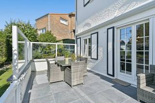 In een rustige en residentiële omgeving bevindt zich dit bijzonder ruime en instapklare gelijkvloerse appartement met een bewoonbare oppervlakte van 105 m². Dankzij de privatieve toegang geniet u hier van een uitzonderlijk gevoel van privacy en comfort, terwijl de ligging op korte afstand van de zeedijk zorgt voor een ideale combinatie van rust en kustbeleving.<br /><br />Bij het betreden van het appartement komt u terecht in een verzorgde inkomhal die toegang geeft tot de verschillende leefruimtes. De royale woonkamer baadt in het natuurlijke licht en biedt tal van indelingsmogelijkheden. Een geïntegreerd logeerbed zorgt bovendien voor extra flexibiliteit wanneer familie of vrienden op bezoek komen. Aansluitend bevindt zich de volledig uitgeruste keuken, voorzien van alle hedendaags comfort. Het appartement beschikt over een ruime slaapkamer, een afzonderlijk toilet en een moderne badkamer met inloopdouche en lavabo. Een absolute meerwaarde vormen het ruime, zongerichte terras en het privatieve tuintje waar u in alle rust kunt genieten van het buitenleven. Ook op praktisch vlak scoort dit appartement bijzonder sterk. De volledig privatieve kelderverdieping omvat een ruime garage, een afzonderlijke wasberging en meerdere bergplaatsen. Hierdoor beschikt u over uitzonderlijk veel opslagruimte, een zeldzaamheid voor een appartement.<br />Interesse? Contacteer ons vandaag nog voor meer informatie of een bezoek ter plaatse.<br /><br />EPC: 397 kWh/m² - UC: 3686972 ~ Vg, Wg, Gvkr, Gvv, Gmo ~ Ref. MI24484