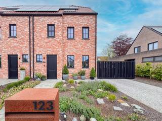 Instapklare pastorie nieuwbouwwoning met hoogwaardige afwerking en zuidoostgerichte tuin in het gegeerde Sint-Kruis!Met een uitzonderlijke EPC-score...
