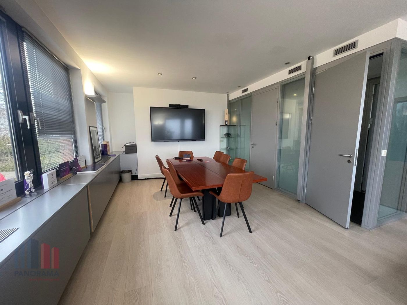 513 sqm of offices and 80 sqm of storage space near the R0/E40 motorway junction - photo 2