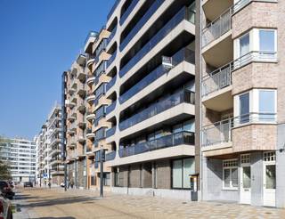 Dit stijlvol gerenoveerde appartement bevindt zich op een gegeerde locatie aan de achterzijde van de zeedijk, op de vernieuwde wandelboulevard...