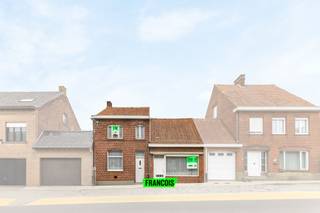 In het levendige dorp Reningelst, waar u tal van voorzieningen vindt zoals een bakker, slager, horecazaken, huisarts, apotheek en basisschool, en op amper 4 km van Poperinge, ligt deze te renoveren woning.<br /><br />Een belangrijke troef van deze eigendom is de uitweg achteraan met bijhorende garage. Het perceel omvat een totale oppervlakte van 547 m² en beschikt over een gevelbreedte van circa 10 meter. Met de nodige renovaties kan deze woning worden omgevormd tot een ruime en comfortabele gezinswoning met voldoende opbergmogelijkheden.<br /><br />Indeling<br /><br />Gelijkvloers: leefruimte 1 – leefruimte 2 – slaapkamer 1 – keuken – wasplaats – badkamer<br /><br />1e verdieping: nachthal – slaapkamer 2<br /><br />2e verdieping: zolder<br /><br />Buiten: aangename tuin – buitenberging – ruime garage<br /><br />Technische kenmerken:<br /><br />- Enkel en dubbel glas<br /><br />- Verwarming via gaskachels<br /><br />- Geen dakisolatie<br /><br />- Elektriciteit niet conform<br /><br />- EPC: renovatieverplichting van toepassing<br /><br />Interesse in de mogelijkheden die deze woning te bieden heeft? Neem contact op met Aline (0494/49 25 96) en plan uw bezoek ter plaatse.<br /><br />