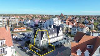 In het hart van de charmante Concessie van De Haan, op amper 20 meter van de zeedijk, bevindt zich deze instapklare hoekwoning op Leopoldplein...