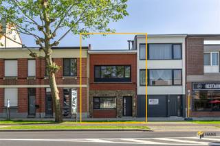 <p><span>Borsbeeksesteenweg 8 - Deurne</span></p><p><span> </span></p><p><span>Instapklare woning (110 m²) met 3 slaapkamers en buitenruimte (11 m²) in Deurne</span></p><p><span>Op de Borsbeeksesteenweg woon je op een boogscheut van het Boekenbergpark en geniet je van een vlotte verbinding met de wagen, het openbaar vervoer en het velo-deelsysteem. Een ideale combinatie van groen, comfort en bereikbaarheid.</span></p><p><span>De woning is doorheen de jaren zorgvuldig onderhouden en onderging verschillende vernieuwingen. Zo werd het dak vernieuwd en geïsoleerd in 2014, kreeg de keuken een update in 2015 en werd er een nieuwe badkamer geplaatst in 2020. Ook de riolering werd aangepakt, de elektriciteit is conform en de PVC-ramen aan de voorzijde zijn voorzien van rolluiken.</span></p><p><span>Je komt binnen in de aparte inkom-/traphal. Het gelijkvloers bestaat verder uit een lichtrijke leefruimte met open, ingerichte keuken, samen goed voor een oppervlakte van circa 40 m². Daarnaast is er een apart gastentoilet te vinden en een praktische berging onder de trap. Via een schuifdeur heb je toegang tot de gezellige, zuid-georiënteerde buitenruimte van 11 m².</span></p><p><span>Op de bovenverdieping bevinden zich drie slaapkamers van respectievelijk 8 m², 8 m² en 18 m². De vernieuwde badkamer van 5 m² beschikt over een inloopdouche en dubbele lavabo. Op de nachthal is bovendien nog een tweede, aparte wc voorzien.</span></p><p><span>Ben je op zoek naar een instapklare woning met 3 slaapkamers en een gezellige buitenruimte? Mis deze kans niet! Bewoonbare opp.110 m² – ref.: bruto vloeropp. Voor meer info of een gratis schatting surf naar </span><span><span>www.hansimmo.be</span></span></p><p><span> </span></p>